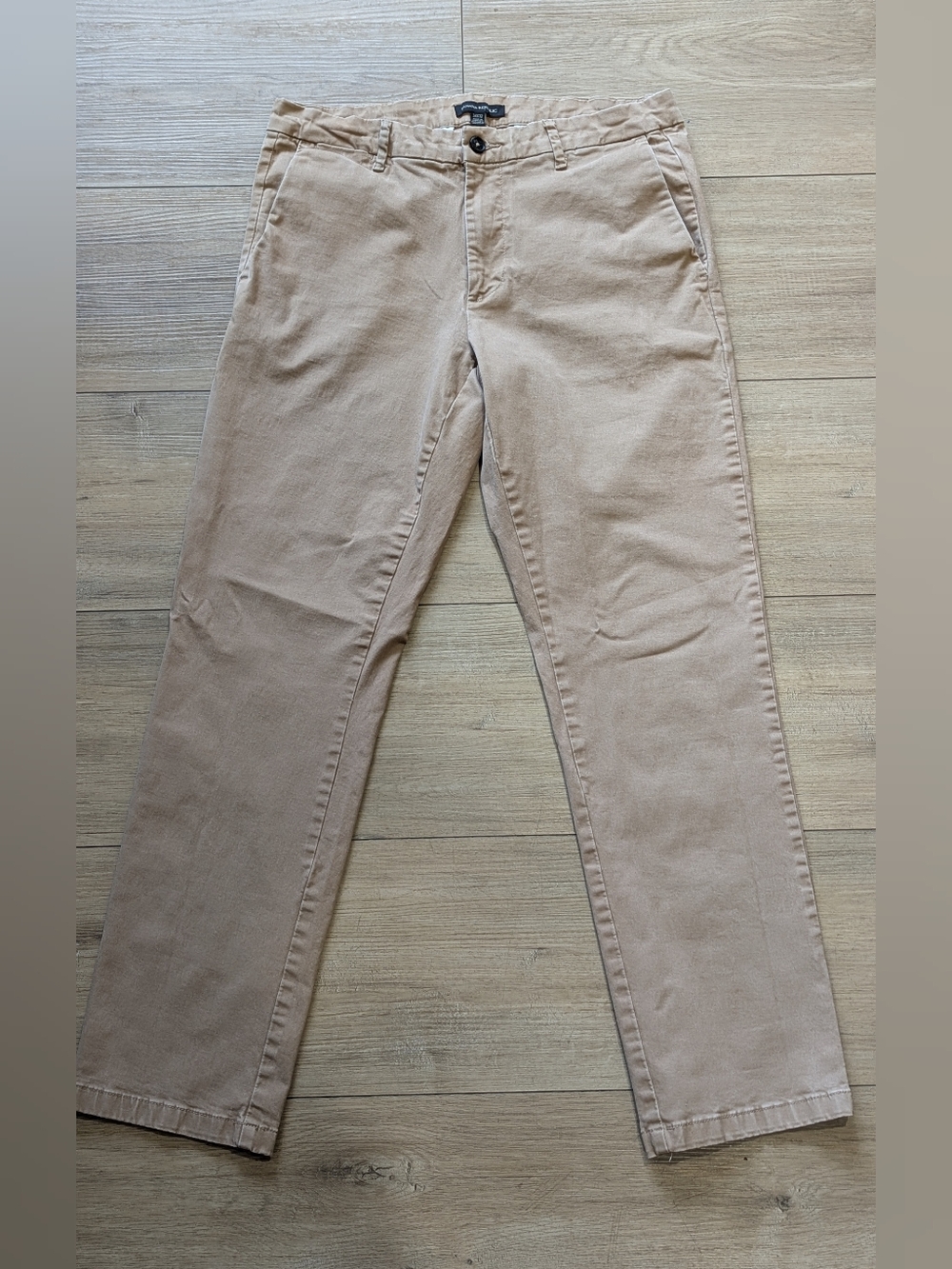 Banana Republic Men’s Khaki Chinos – 34x32
